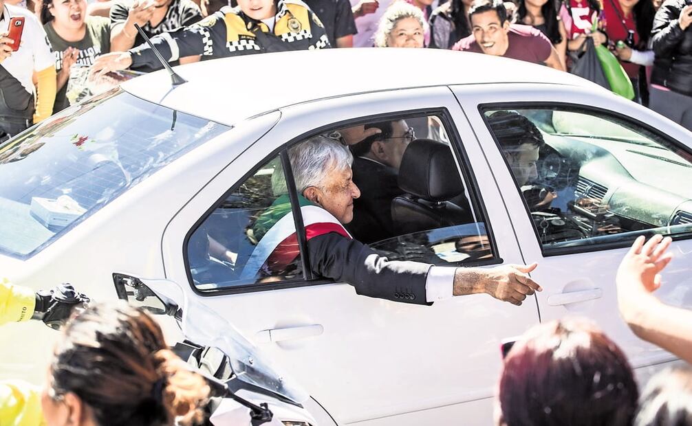 López Obrador saludó desde su Jetta Blanco a algunos seguidores, durante su paso por Av. Fray Servando, el primero de diciembre de 22018. Foto: EL UNIVERSAL.