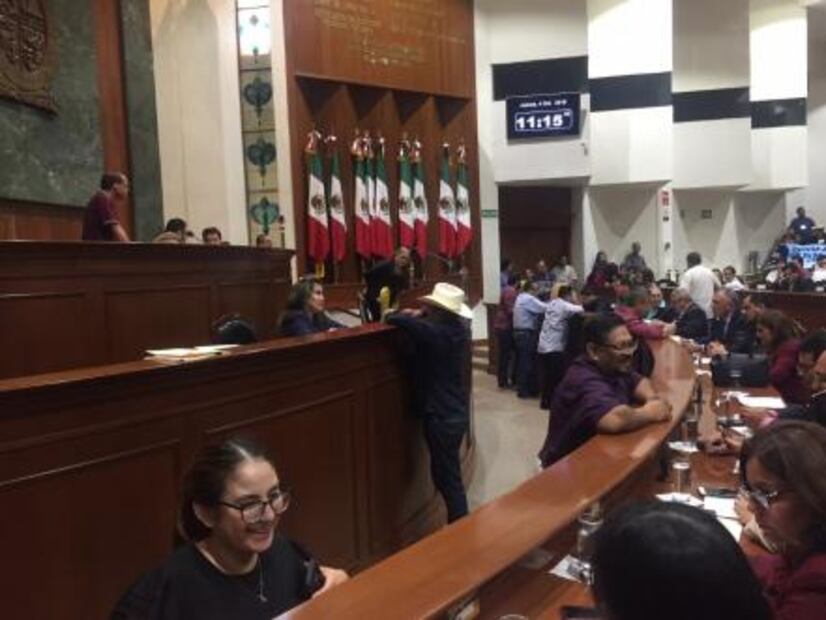 Diputados de Sinaloa se niegan a quitarse el sombrero en sesión