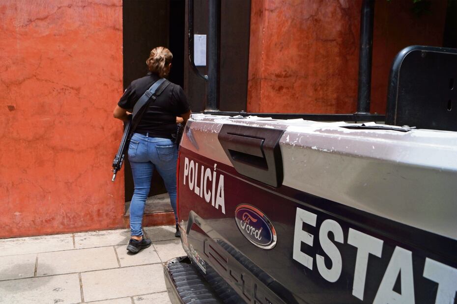Imágenes de uno de los cateos de ayer en un domicilio particular para buscar y revisar obras del acervo del museo en sus bodegas. Foto: Edwin Hernández / EL UNIVERSAL 