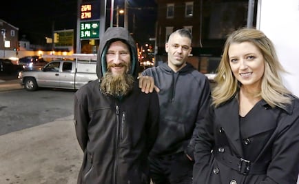 Indigente da sus últimos 20 dólares a joven y recibe 225 mil a cambio