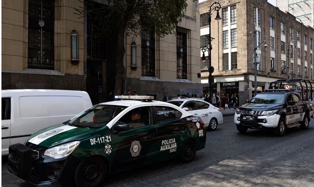 Algunas patrullas de la policía capitalina hacen recorridos de vigilancia a baja velocidad cada cierto tiempo en calles como 5 de Mayo o 16 de Septiembre y pasan por el lugar de los hechos cada 10 o 15 minutos, esperan unos instantes y siguen sus recorridos. Centro Histórico. Foto: especial