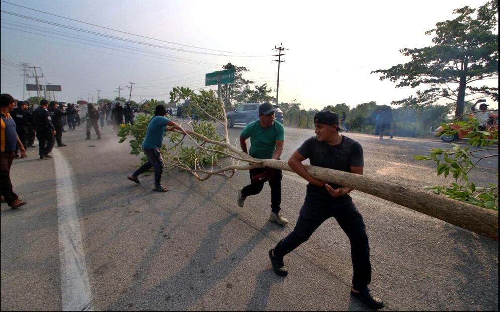 Elemento antimotines de la SSPC Tabasco arremetieron contra indígenas de Tamulté de la Sabana, tras bloquear una carretera federal en reclamo por fallas en el suministro de la energía eléctrica y el agua potable, el 29 de mayo de 2025. Foto: Luma López/EL UNIVERSAL
