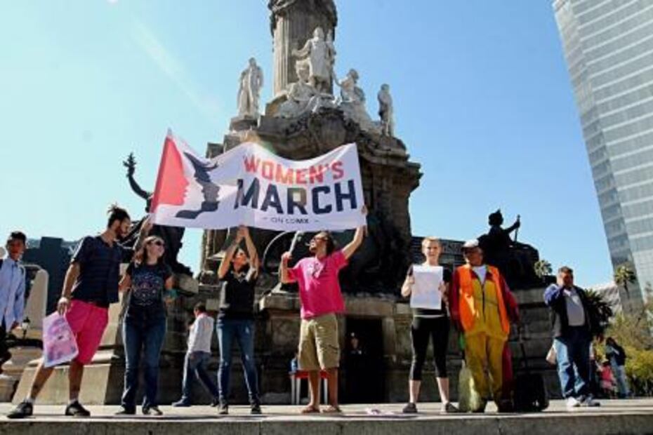 Mujeres protestan contra Trump en la Embajada de EU