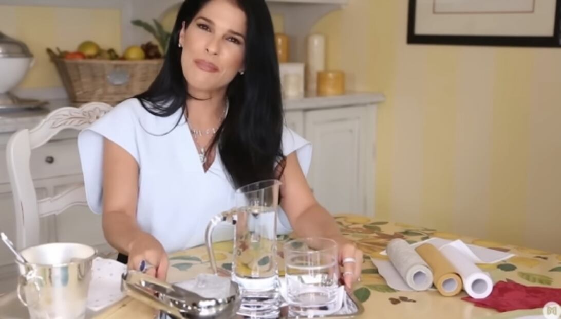 "¡Salud!", Martha Debayle reacciona a críticas y brinda con famosa lata con "calcetín"
