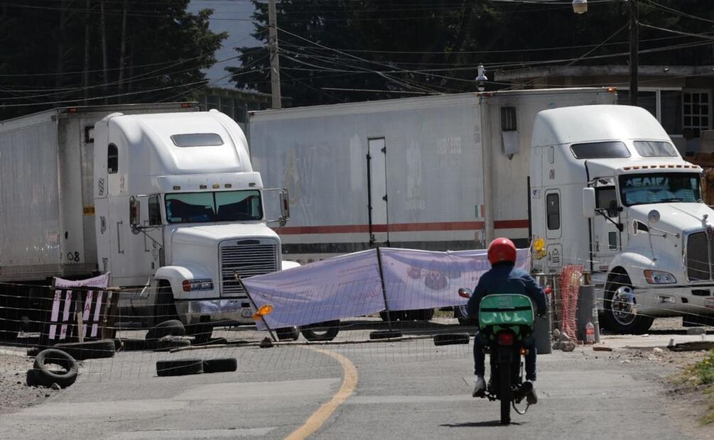 Habitantes de Santiago Tilapa bloquean carretera para exigir solución al desabasto de agua en Tianguistenco. Foto: Jorge Alvarado