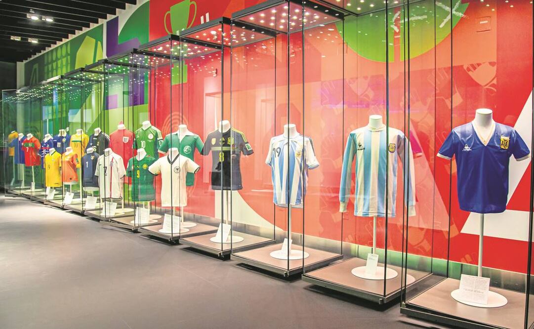 De entre las diversas camisetas históricas, en la exposición temporal El mundo del futbol destaca una joya, la playera (derecha) que usó Maradona en el legendario juego de la “mano de dios”, en el Mundial de México 86. Foto: Qatar Museums