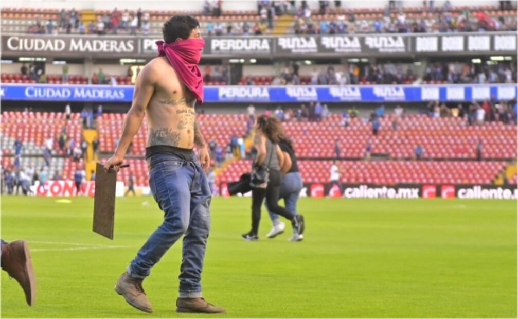 Terror en la Liga MX: Barristas de Atlas y Querétaro invaden la cancha