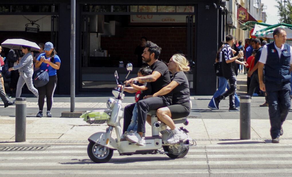A pesar de las nuevas normas, conductores de bicimotos siguen circulando en vías confinadas, en sentido contrario, sobre las banquetas y sin casco en calles del Centro Histórico de la Ciudad de México, el 19 de agosto de 2025. Foto: Fernanda Zamora/EL UNIVERSAL