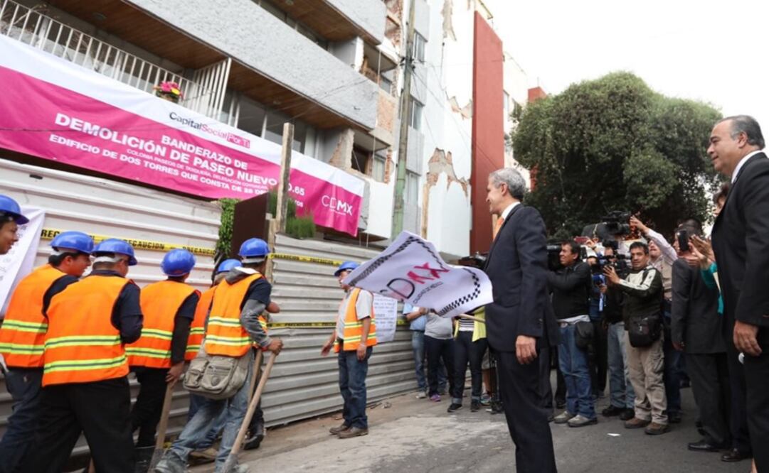 Los vecinos explicaron que el Instituto de Vivienda capitalino (INVI) reconstruirá el edificio de pisos exactamente como está desde 1980 (Foto: Twitter @ManceraMiguelMX)