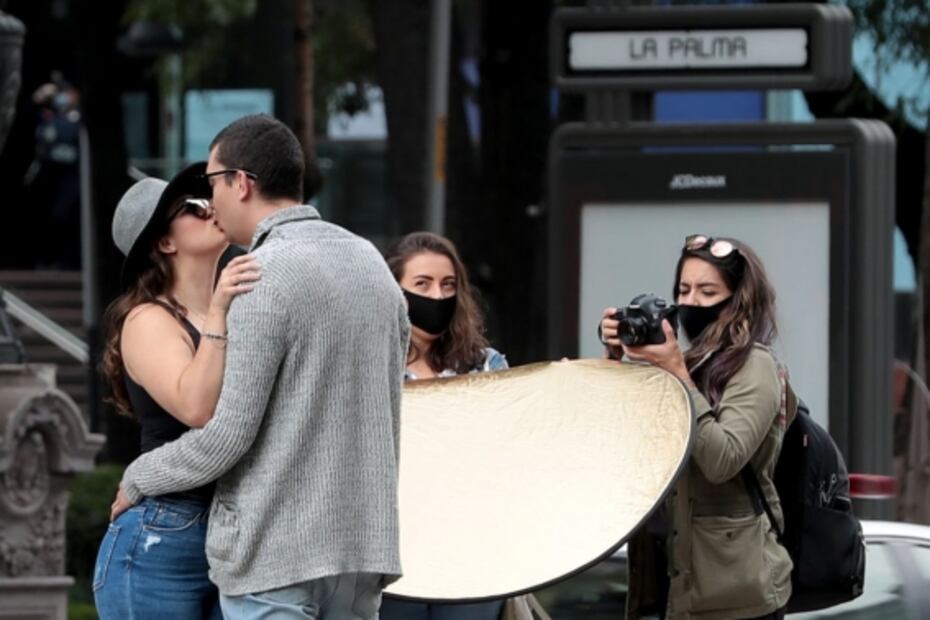 Besos en la calle, infancia durante la pandemia y exámenes de admisión, entre las mejores fotos de la semana