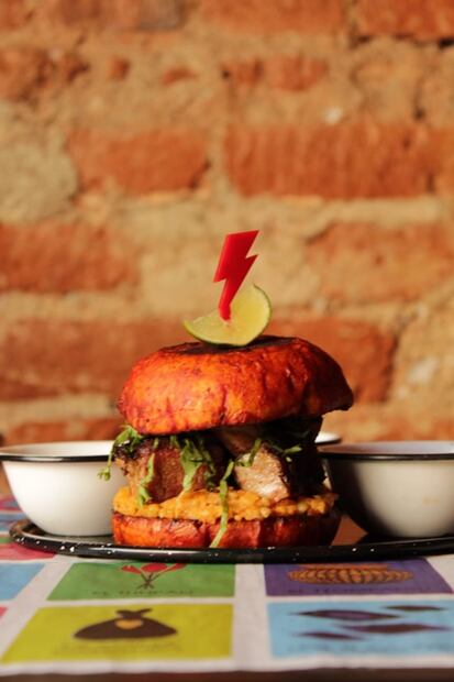 Diseñador mexicano inventa la pambazo burger, aquí la puedes probar
