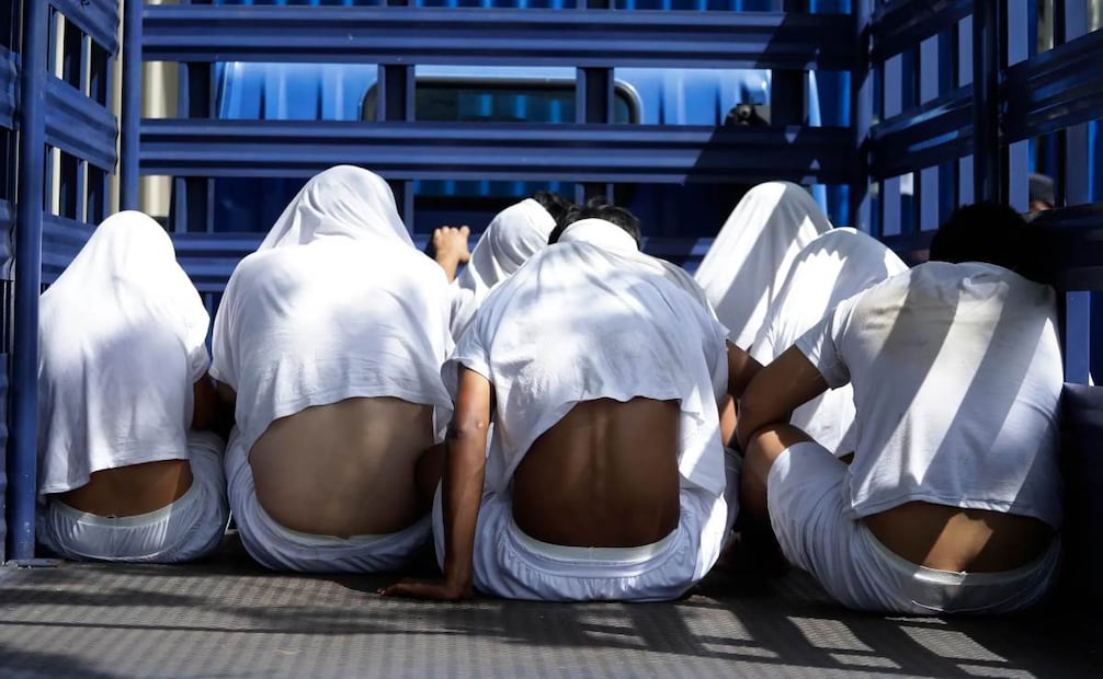 Varios detenidos durante el régimen de excepción son trasladados a una cárcel, en Ilopango (El Salvador). Foto: EFE