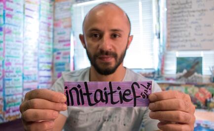 Refugiado convirtió su habitación en un diccionario para aprender idioma