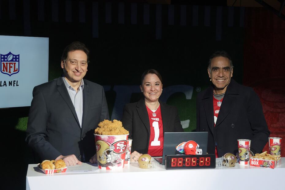 Enrique Burak, Rebeca Vázquez y Enrique Garay inauguraron el mundo de los 49ers en KFC Bulevares Satélite. Foto: Carlos Mejía EL UNIVERSAL