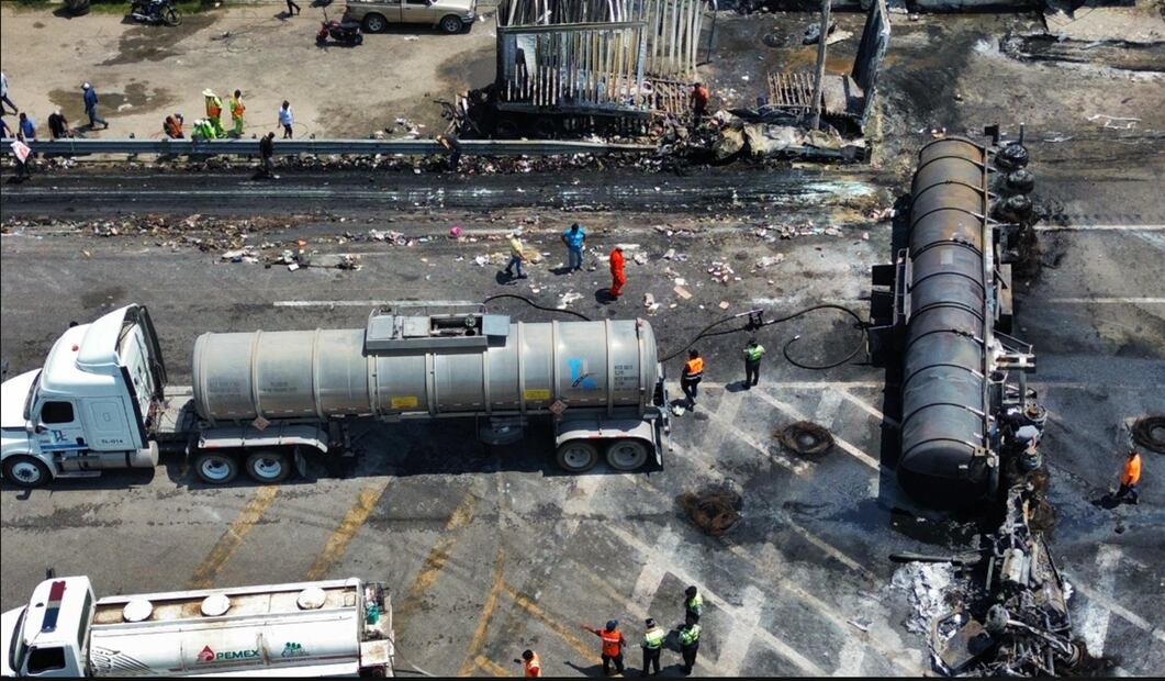 La explosión ocurrió cerca de las 10 de la noche del miércoles sobre la carretera Villahermosa-Cárdenas, el 24 de julio de 2025. Foto: Luma López/EL UNIVERSAL