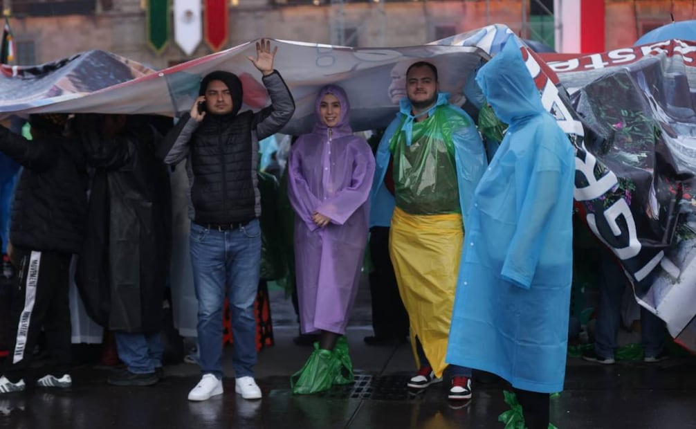 Pese a la lluvia, ciudadanos continúan llenando el Zócalo capitalino para dar el Grito con la presidenta Claudia Sheinbaum. Foto: Fernanda Rojas/ EL UNIVERSAL