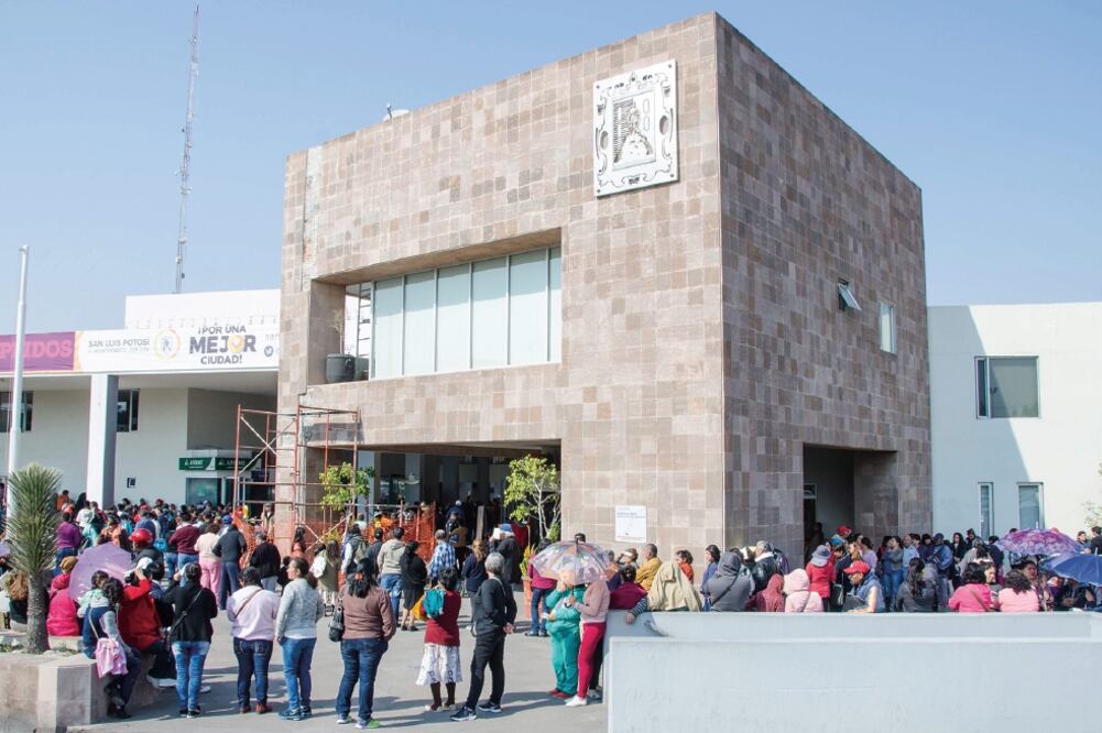 Cientos de potosinos hicieron fila desde temprano para pagar el predial de su vivienda y aprovechar el descuento que brinda el gobierno 