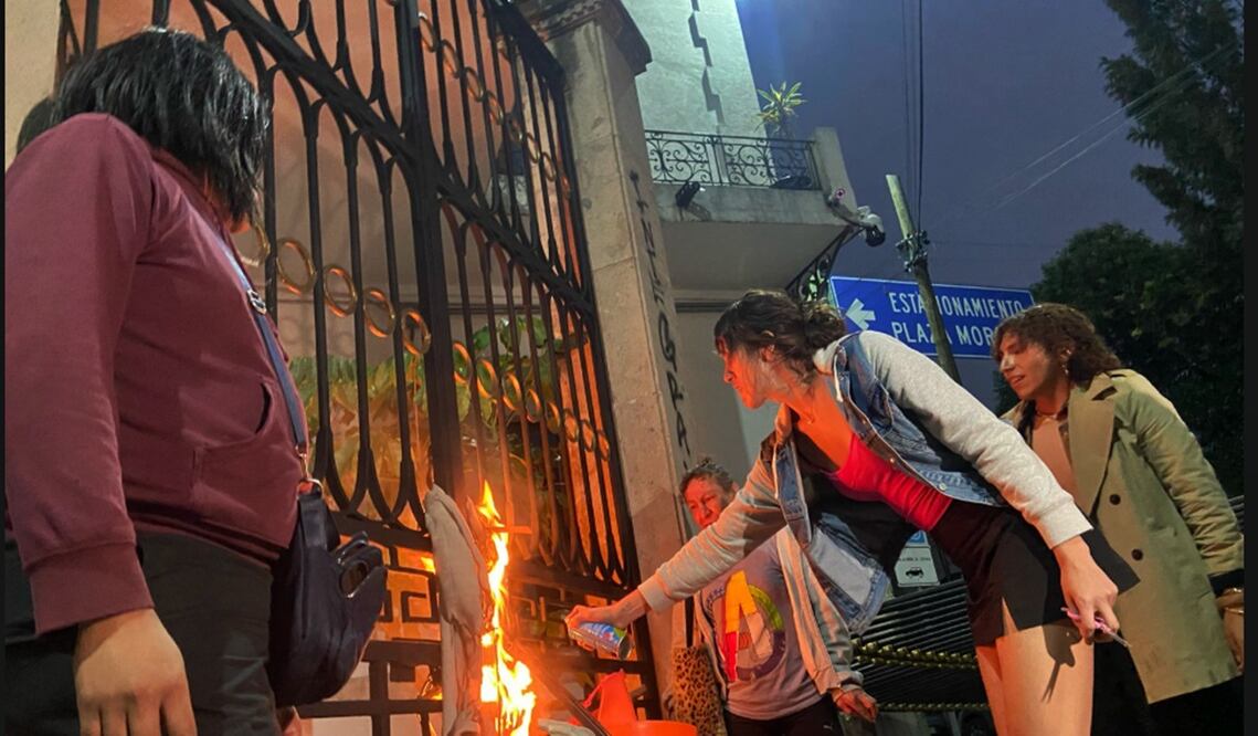 Integrantes de la comunidad trans que pedían se reconozca sus derechos quemaron señalamientos viales y tiraron la reja perimetral de la Secretaría de Gobernación en la Ciudad de México, el 28 de junio de 2025. Foto: Juan Carlos Williams