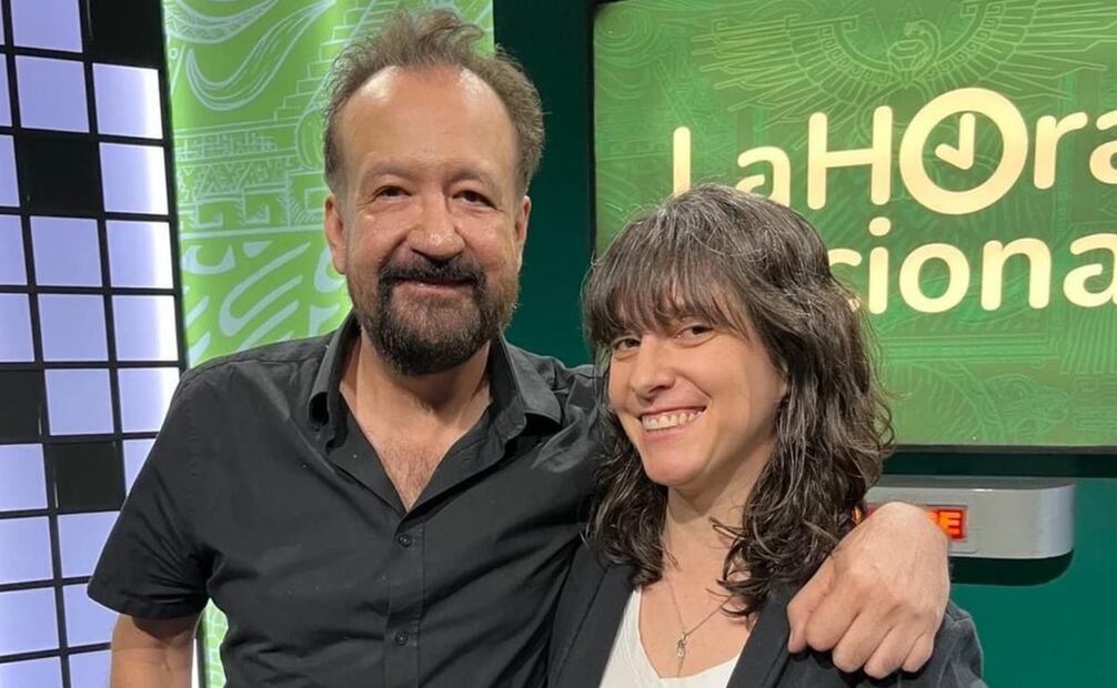 Nuevos conductores de La Hora Nacional, Leonora Milán, bióloga, escritora y doctora en Filosofía de la Ciencia, y Javier Ramírez Gómez ‘El Cha’. Foto: Especial