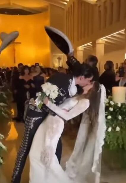 El objeto que Alex Fernández usó en su boda religiosa y que le regaló su abuelo Chente 