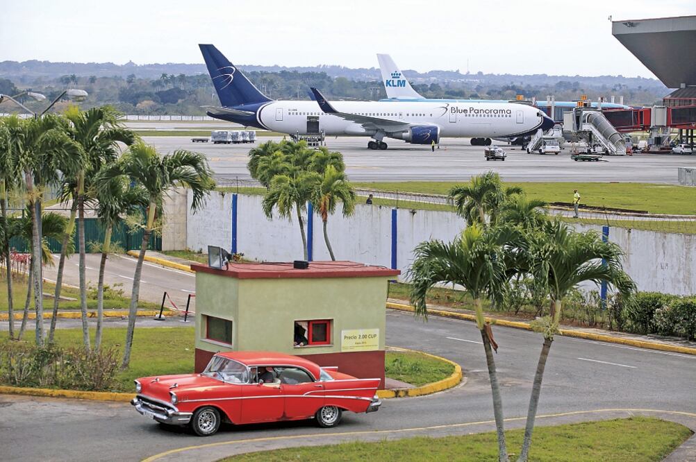 Aviones de Blue Panorama y KLM permanecían estacionados ayer en el Aeropuerto Internacional José Martí de La Habana. Después de más de 50 años, Cuba y EU acordaron restablecer vuelos regulares directos entre ambos países (ENRIQUE DE LA OSA. REUTERS)
