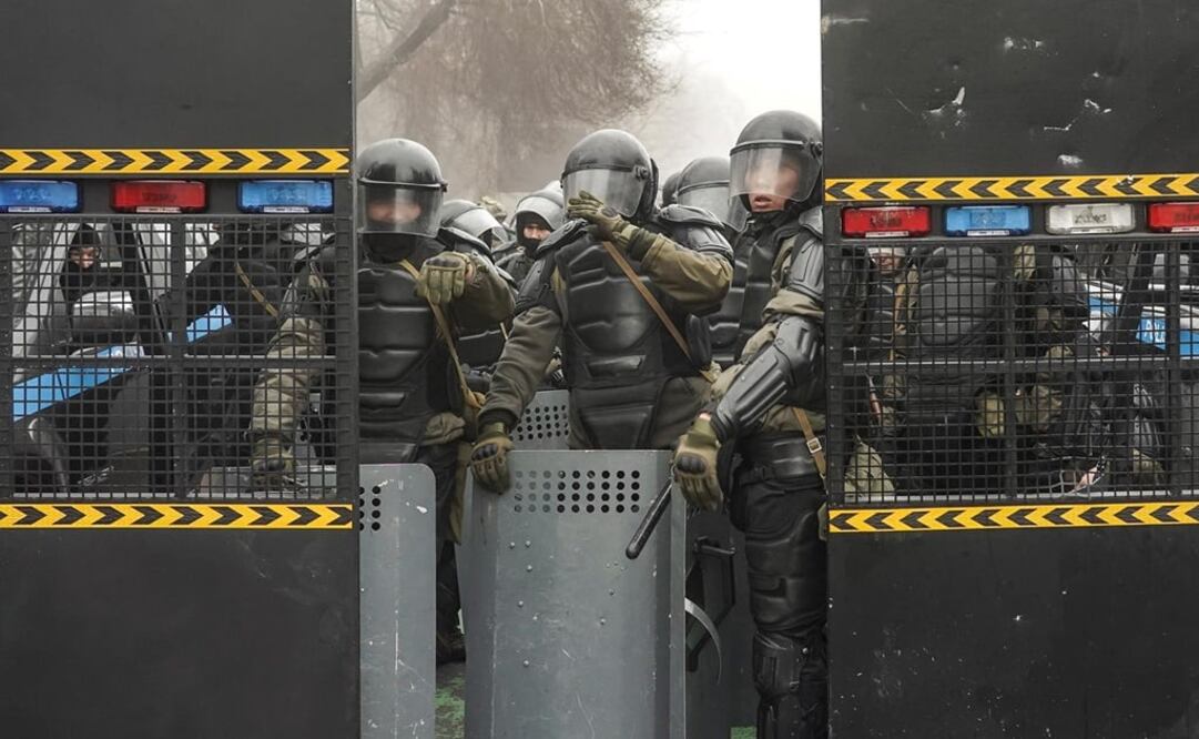 Policías antidisturbios vigilan una calle durante las manifestaciones por la subida de los precios de la energía en Almaty, Kazajstán.  Foto: EFE 