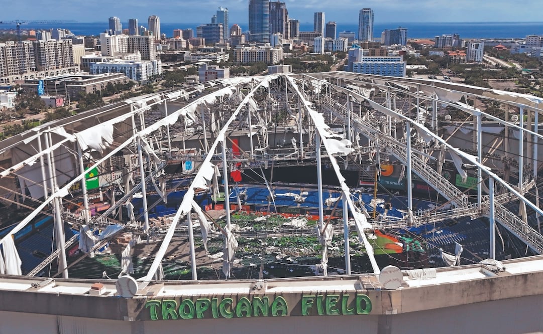 El techo del Tropicana Field resultó dañado, después de que el huracán Milton azotara la región, en San Petersburgo, Florida. Foto: de Mike Carlson. AP