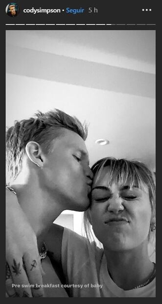 Miley Cyrus responde con humor sobre el beso con Cody Simpson