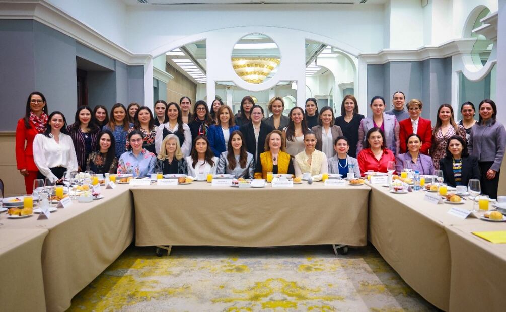 Ministra Yasmín Esquivel Mossa junto a asistentes de la Asociación de Mujeres en los Asuntos Públicos de México (28/08/2025). Foto: Especial