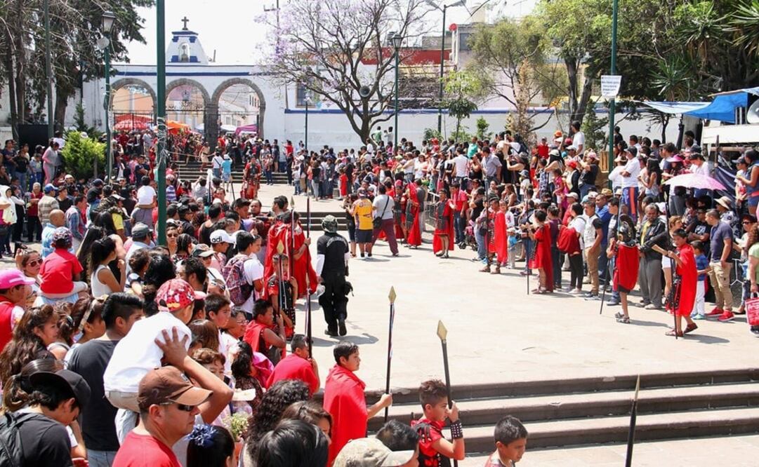 Representación del Viacrucis en el Pueblo de Santa Fe. (Foto: Twitter @DelegacionAO)