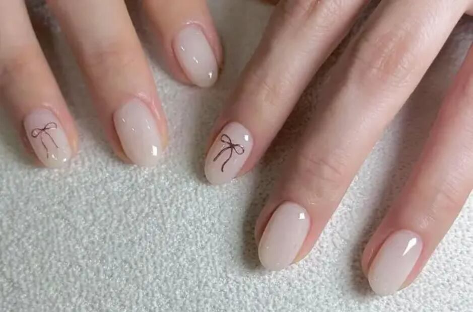 El color milky es ideal si buscas una manicura suave y femenina. Foto: Esty