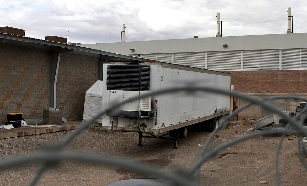 En la zona de resguardo de evidencias de la FGE en Ciudad Juárez permanece estacionada una caja de tráiler refrigerada que contiene los cuerpos de 383 encontrados en el crematorio Plenitud. Foto: Christian Torres Chávez/EL UNIVERSAL