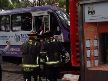 Chocan Metrobús y camión de pasajeros en Reforma; suman 41 lesionados