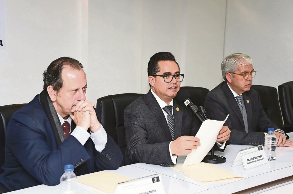 El presidente de la Comisión de Gobierno, Leonel Luna Estrada (centro), durante una conferencia de prensa. (ASAMBLEA CDMX)