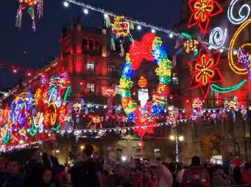 Con nieve artificial, música y mucho color, arranca verbena navideña en Zócalo de CDMX; Clara Brugada encabeza encendido de luces