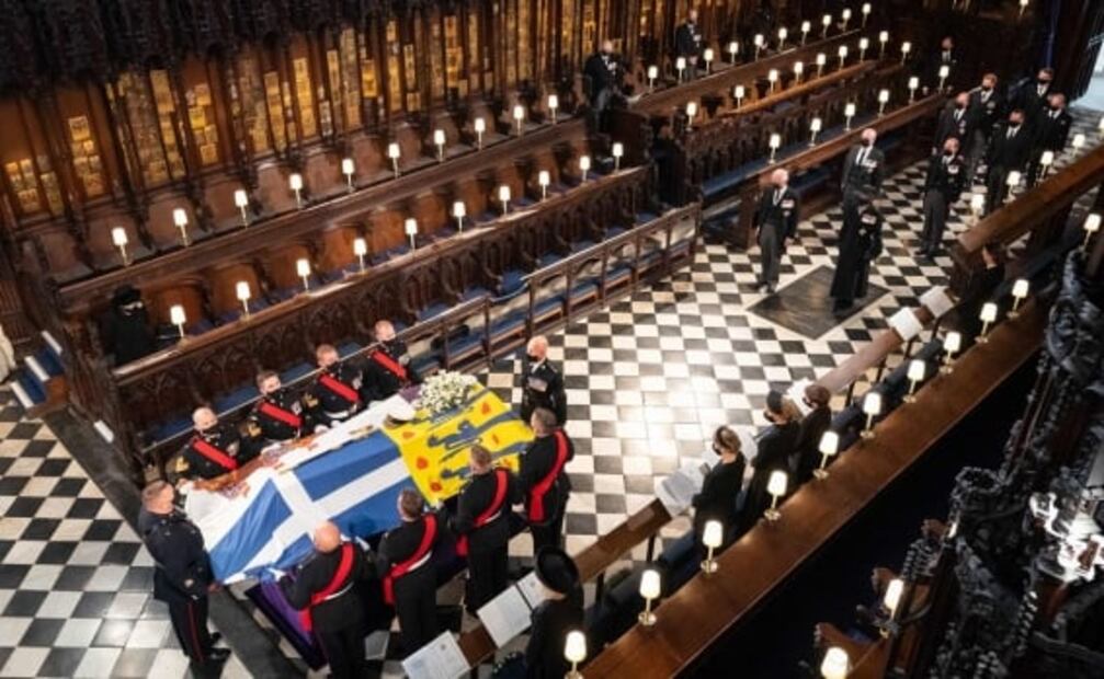 Sola, de negro y con cubrebocas, la reina Isabel II despide al príncipe Felipe