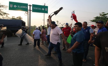 Elementos antimotines golpean a indígenas en Tabasco; bloqueaban carretera federal en protesta por fallas en red de luz y agua