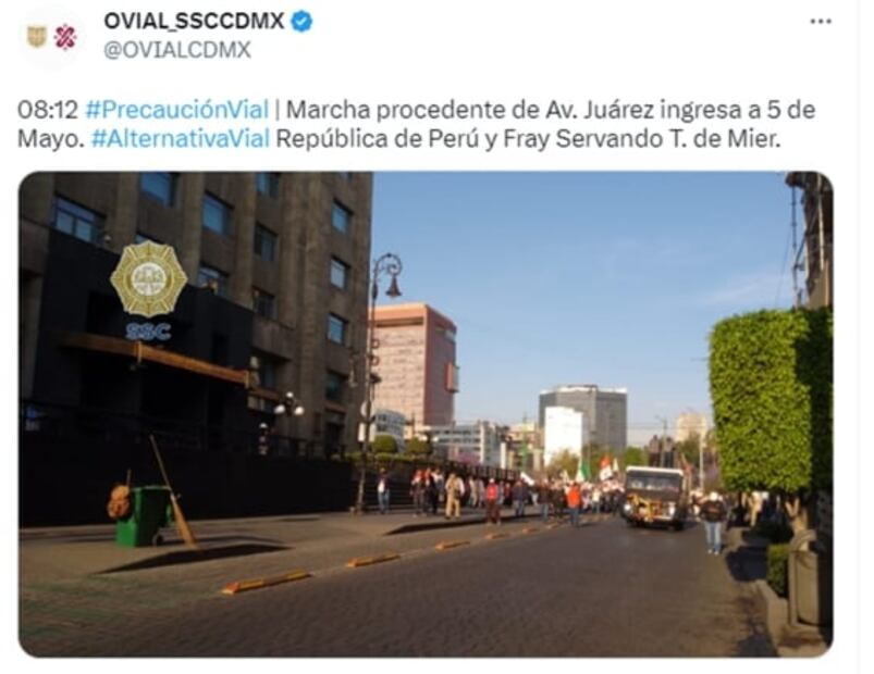 Electricistas marchan sobre Reforma para exigir cárcel a Felipe Calderón; toma precauciones