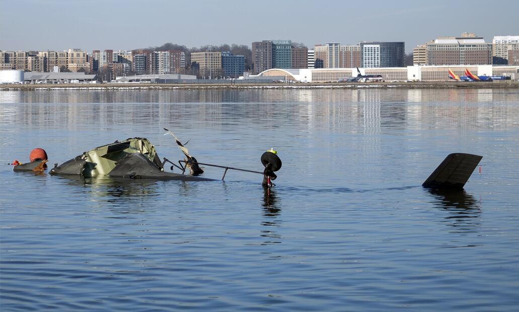 Autoridades investigan causa de choque entre aeronaves sobre el río Potomac el 31 de enero de 2025, en Washington. Foto: AP