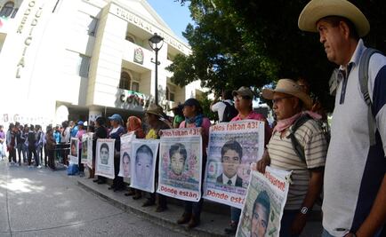 Protestan por los 43 frente al TSJ de Guerrero