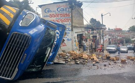 Vuelca camión de cervezas en la alcaldía Magdalena Contreras; cajas se esparcen en la vía pública