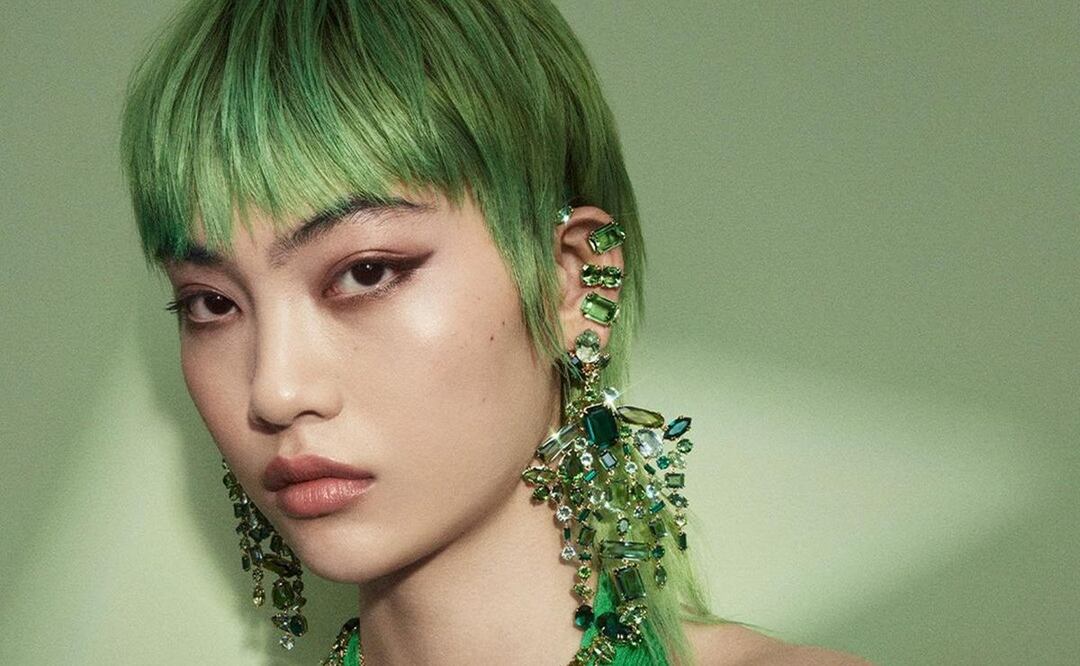 Los aretes maximalistas son capaces de elevar cualquier look esta temporada / Foto: Instagram @swarovski