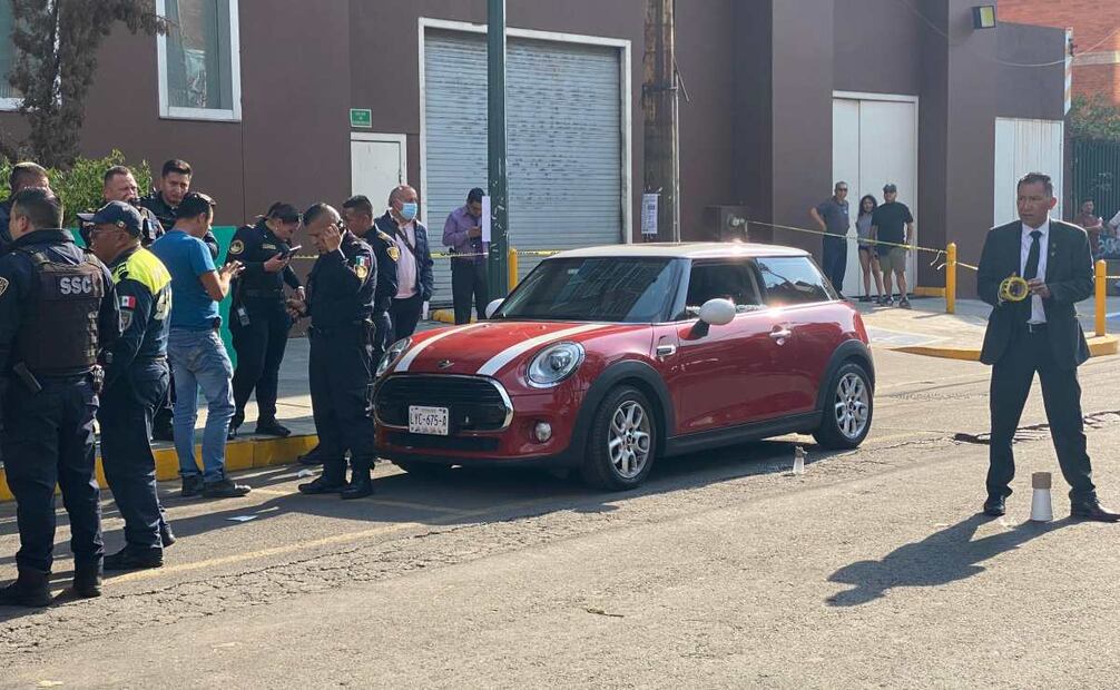 Hombre fue asesinado arriba de su auto (09/04/2025). Foto: Valente Rosas / EL UNIVERSAL