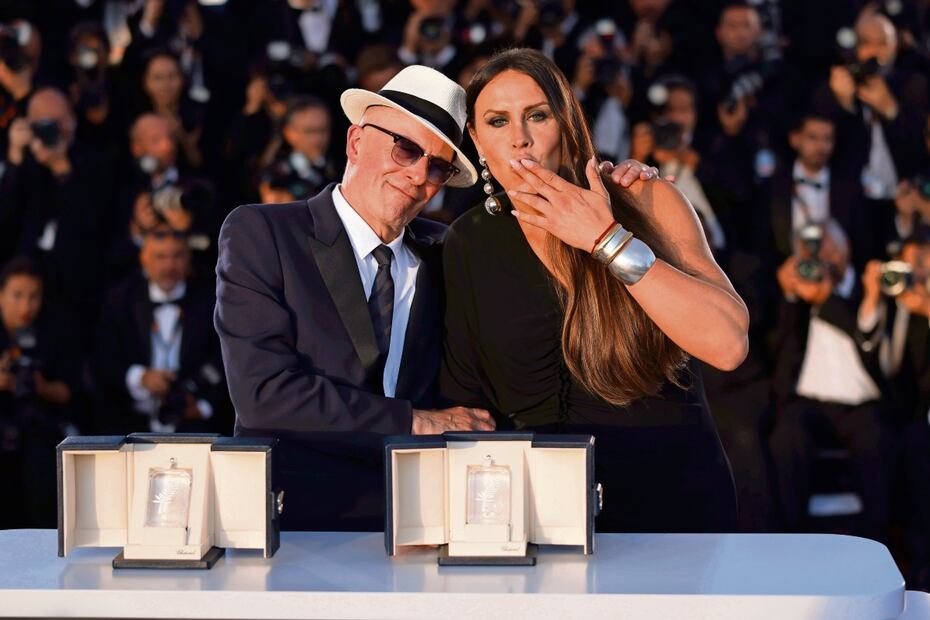 El director Jacques Audiard y Karla Sofía Gascón. palma de oro
mención honorífica Foto: AP