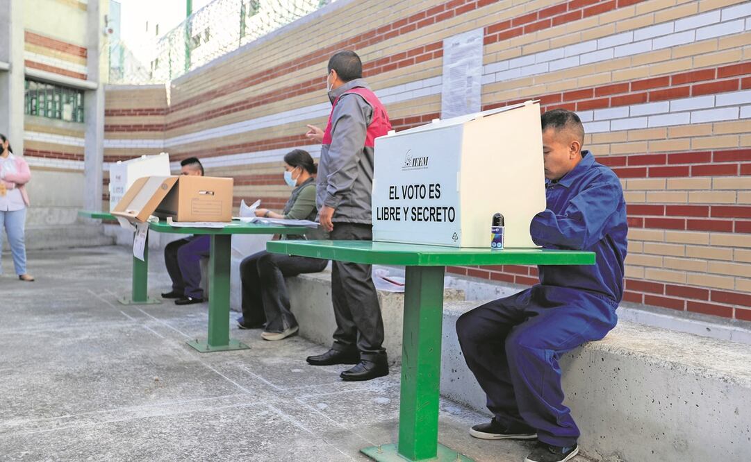 Bajo estricta vigilancia, las personas privadas de la libertad sin sentencia participaron en la jornada electoral para gobernadora del Estado de México en las prisiones de la entidad. El arranque de la votación fue en el Centro de Prevención y Readaptacion Social de Tenancingo, donde sufragaron 51 personas, Foto: Jorge Alvarado / EL UNIVERSAL