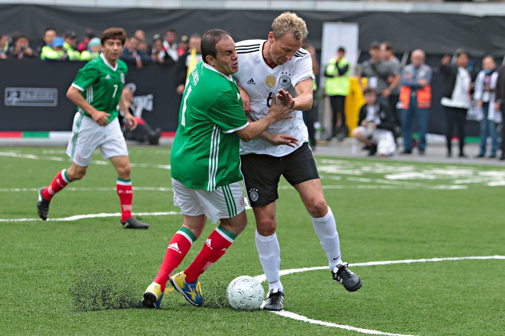 Imago7. Cuauhtemoc Blanco y Guido Buchwald, durante el juego de Leyendas Las Revanchas
