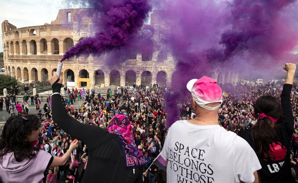Los participantes usan bengalas de humo durante una manifestación del movimiento transfeminista, para conmemorar el Día Internacional de la Mujer en Roma. Foto: EFE