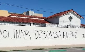 Vandalizan casa del senador de Morena, Javier Corral en Ciudad Juárez; dejan mensajes y arreglo funerario afuera del inmueble