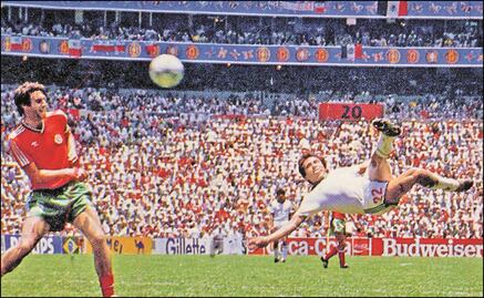 Manuel Negrete está en la final del mejor gol del Mundial