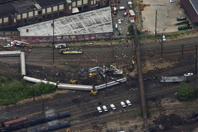Tren descarrilado en Filadelfia iba a exceso de velocidad: AP